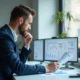 Professionnel analysant des données sur un bureau lumineux