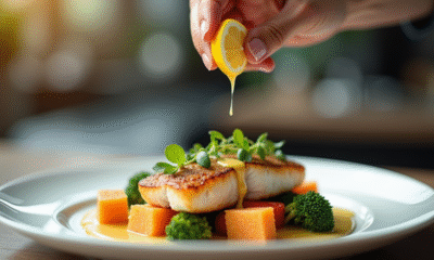 Chef versant sauce citron sur un filet de poisson