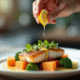 Chef versant sauce citron sur un filet de poisson