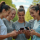 Jeunes adultes utilisant une application sportive en plein air