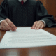 Zoom sur un juge tenant un document juridique avec surlignages
