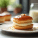 Gâteau ParisBrest praliné sur une assiette blanche