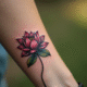 Premier plan d'un tatouage lotus sur le bras en extérieur